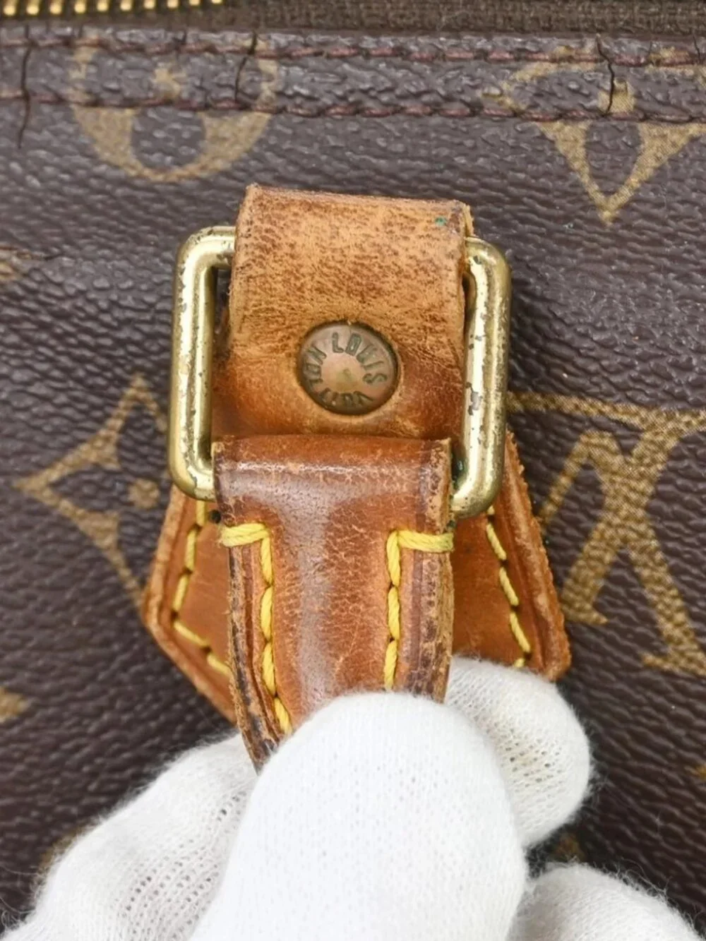 Louis Vuitton outside 	b